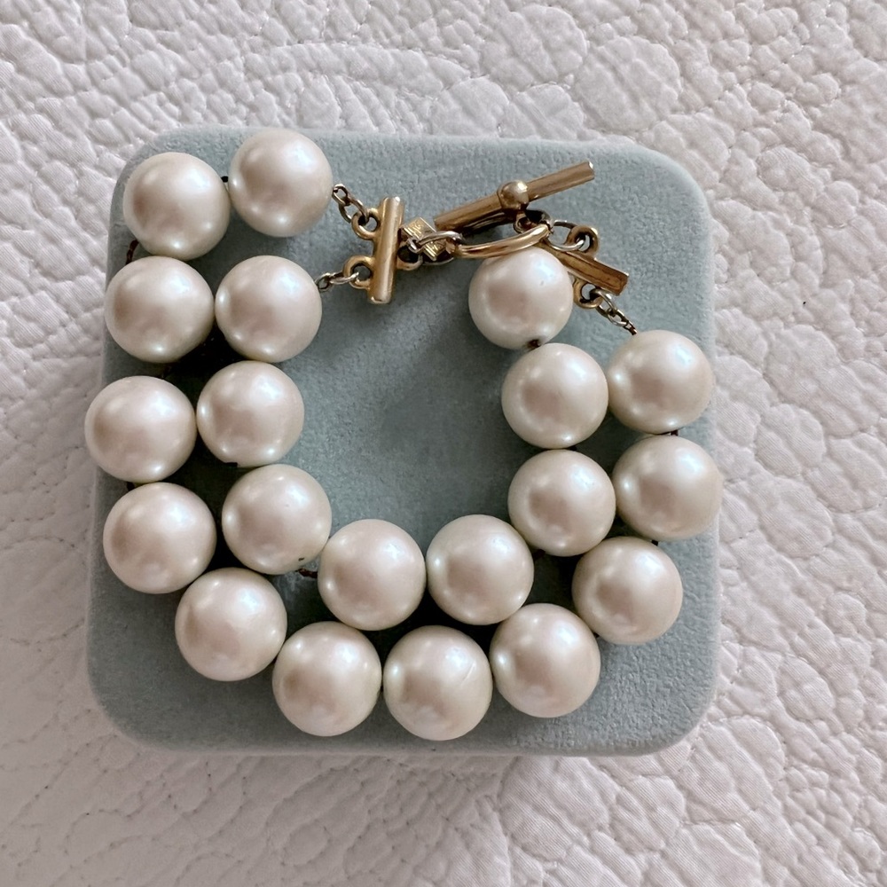 DOUBLE STRAND FAUX PEARL BRACELET. PEARLS ARE STRUNG ON DOUBLE WIRE CORD.